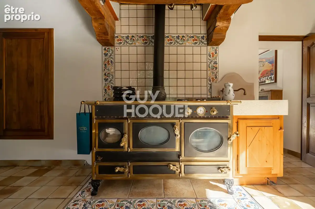 Maison de caractère de 228,4 m² - DPE E - Six chambres, dépendances et vue sur les montagnes - photo 4