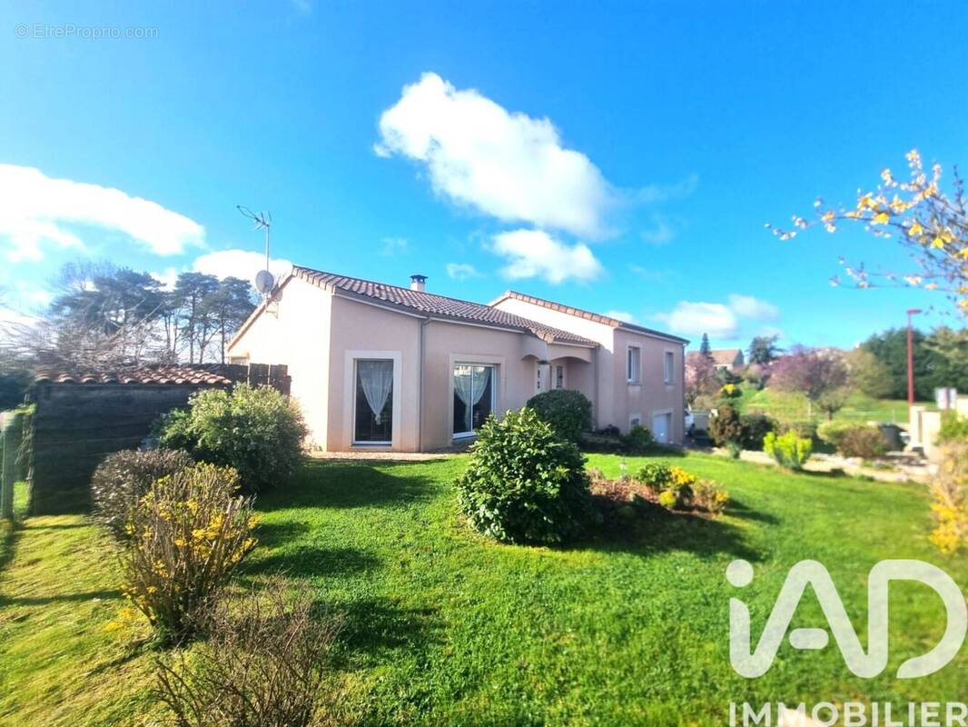Photo 1 - Maison à ROCHECHOUART
