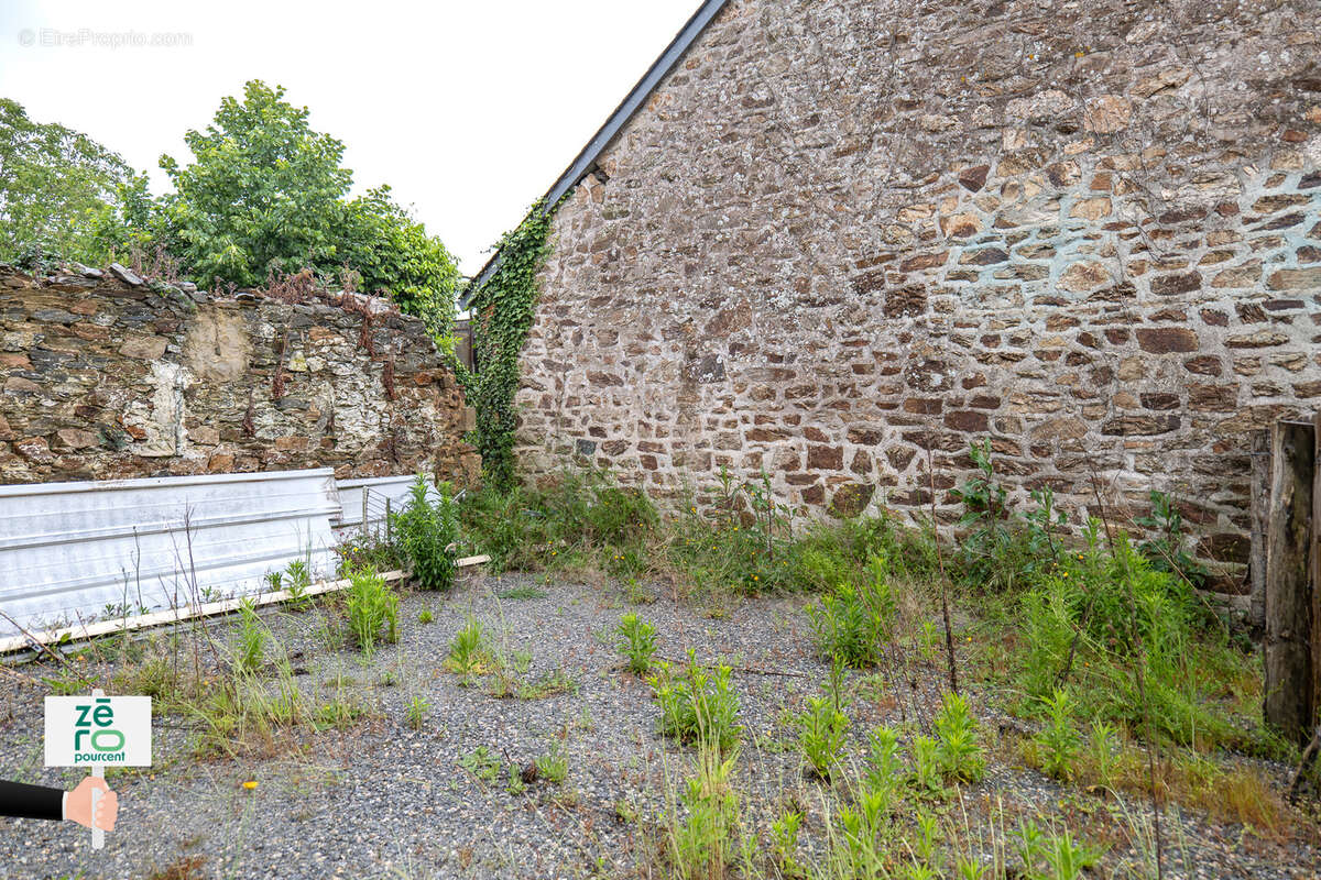 Parking à LA BOISSIERE-DE-MONTAIGU