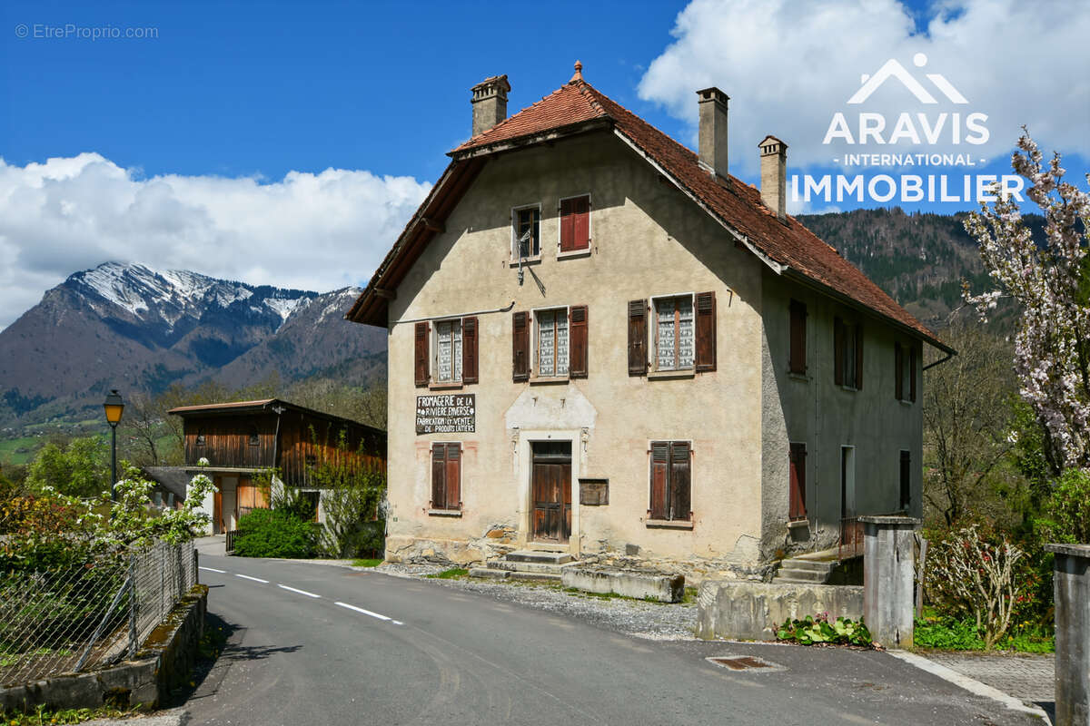 Maison à LA RIVIERE-ENVERSE