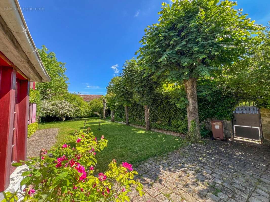 Maison à LE MESNIL-SAINT-DENIS