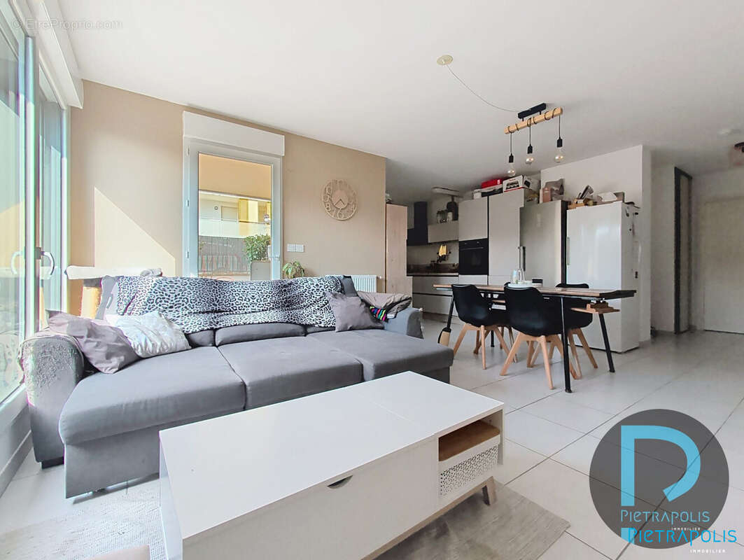SALON - Appartement à CHARNAY-LES-MACON