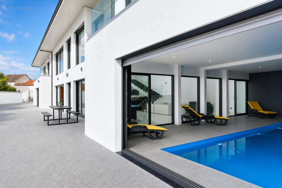 Villa unique avec piscine intérieure et porte historique - photo 5