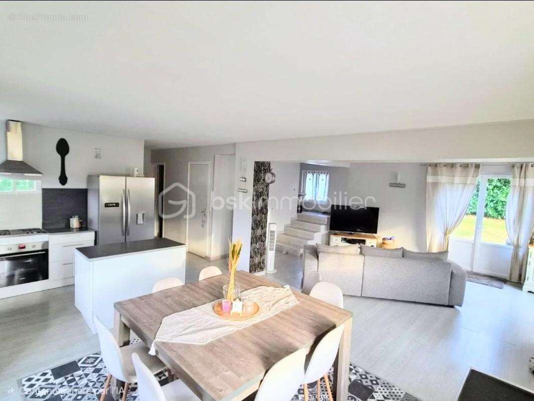 Une maison aux nombreux atouts, offrant espace, luminosité et une terrasse à aménager - photo 5