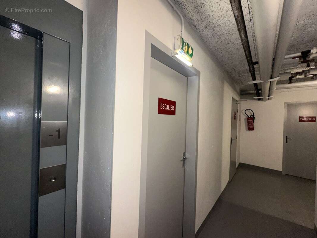 Parking à PARIS-16E