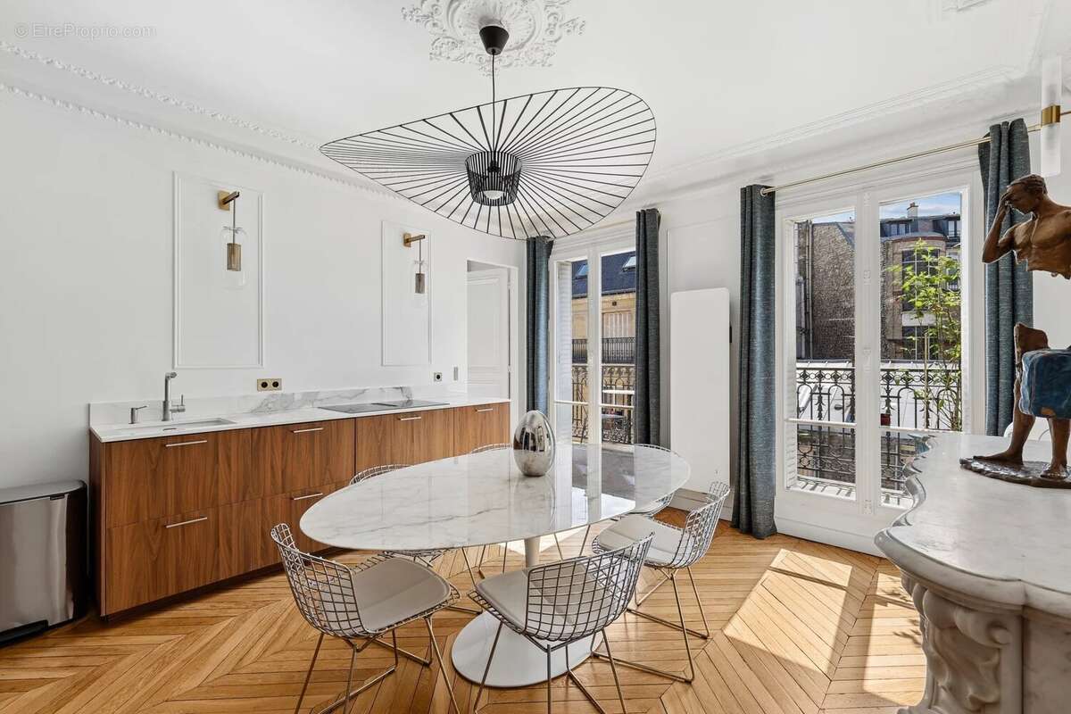 Appartement à PARIS-16E