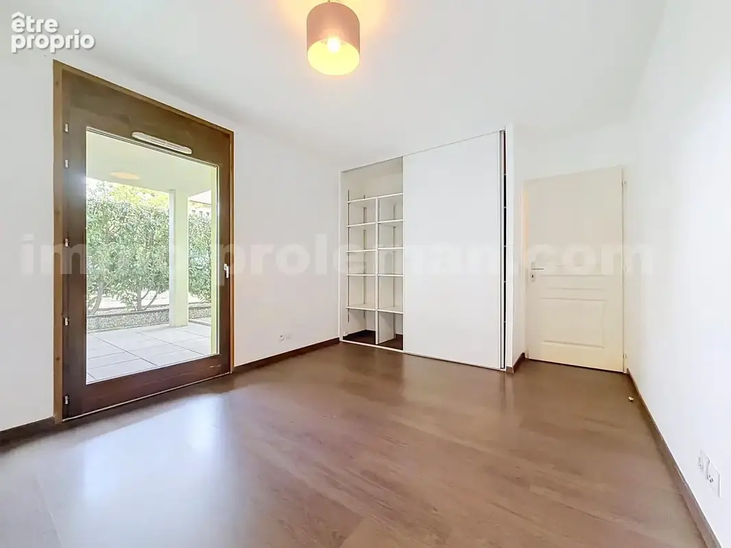 Appartement_T3_Annemasse_belle_superficie_proximitée_frontière_Suisse_tram_Ceva_direction_GENEVE_Frontaliers_Salon_Séjour_cuisine_terrasse_jardin_chambre_1_