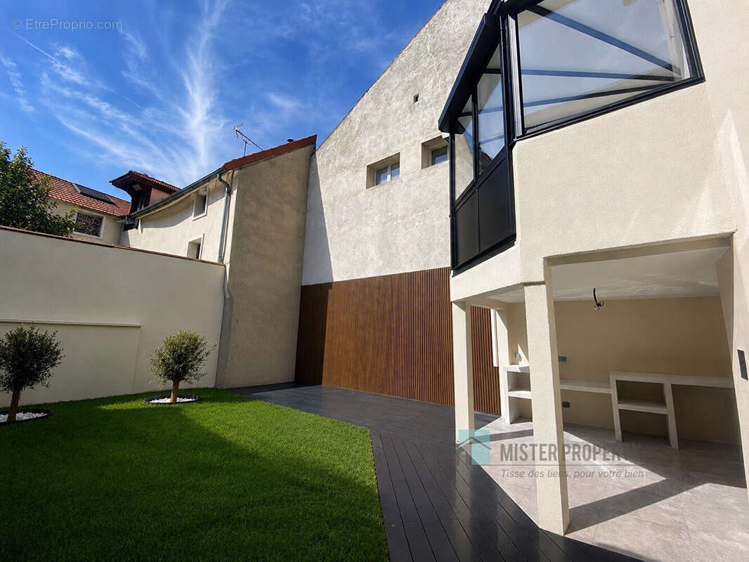 Rueil Malmaison/ Centre Ville/Maison 8 pièce(s) 253 m2 /DPE A - Jardin - Garage - Cave - Climatisation - photo 16