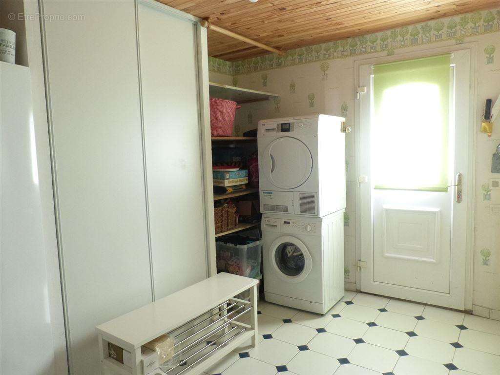 Cellier de 12m2 avec accès depuis l?extérieur