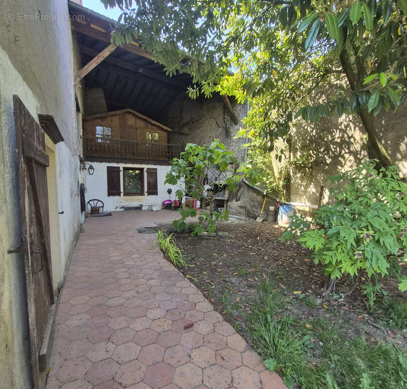 Maison à MOYEN