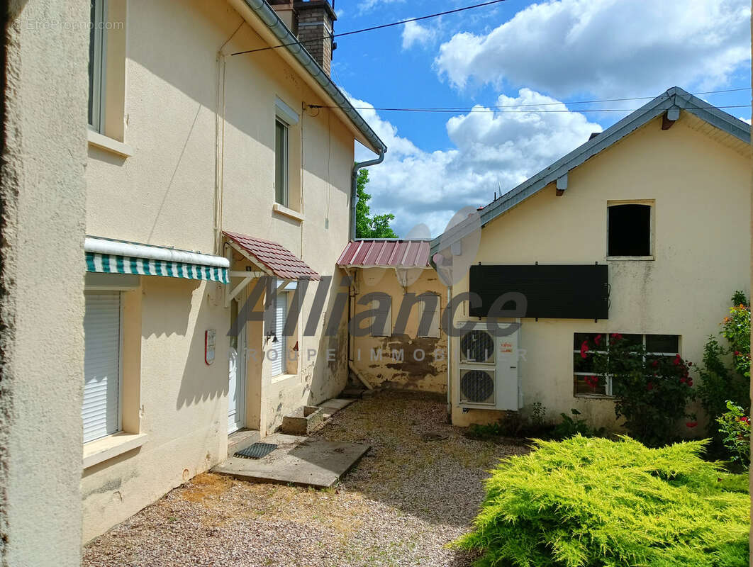Jolie maison avec garage, terrain et dependance - photo 3