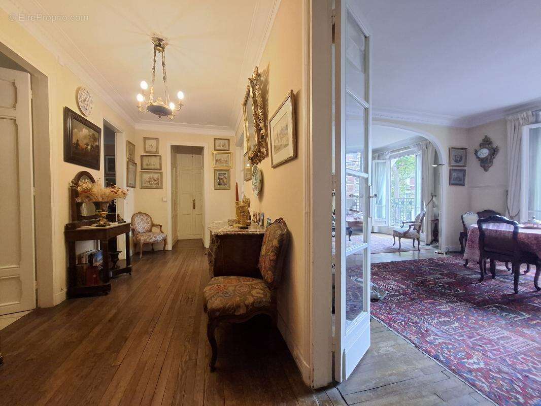 Appartement à PARIS-16E