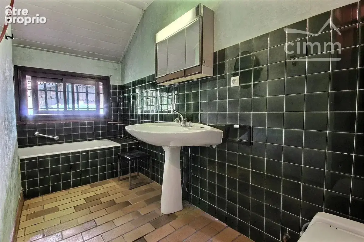 À vendre – Maison de caractère avec piscine, terrain de 2 090 m² et nombreuses dépendances à Saint-Vincent-de-Mercuze - photo 10