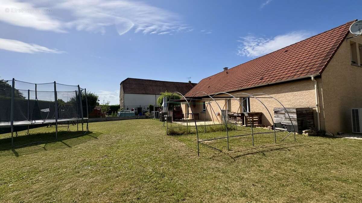 Maison à PONCEY-LES-ATHEE