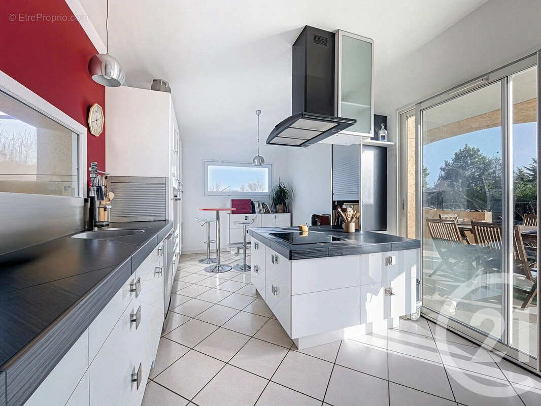 Maison à SAINT-CYR-SUR-LE-RHONE