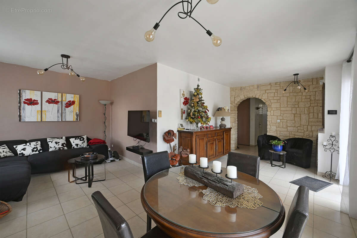 Maison à JONQUIERES-SAINT-VINCENT