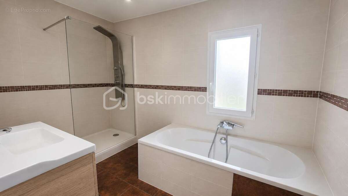 A vendre maison de maitre renovee deux faces de 183m² a baixas - centre ville - proche des commerces - terrasse - quatre chambre - photo 12