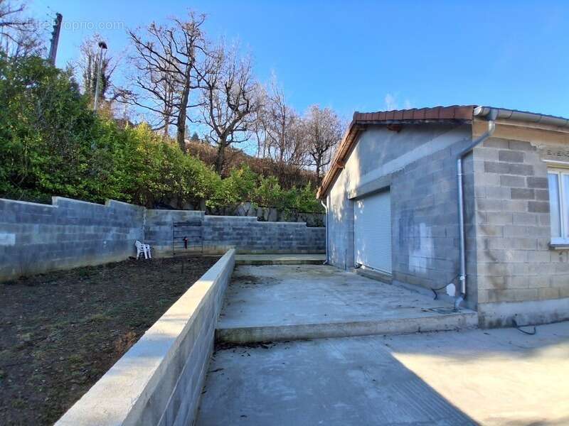 Maison à LE CHAMBON-FEUGEROLLES