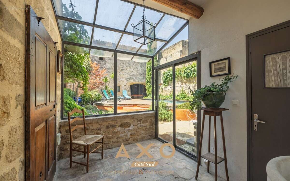 Collias - maison médiévale du xve siècle - 296 m² - jardin de 606 m² - 5 chambres - 2 appartements indépendants - piscine - gran - photo 2