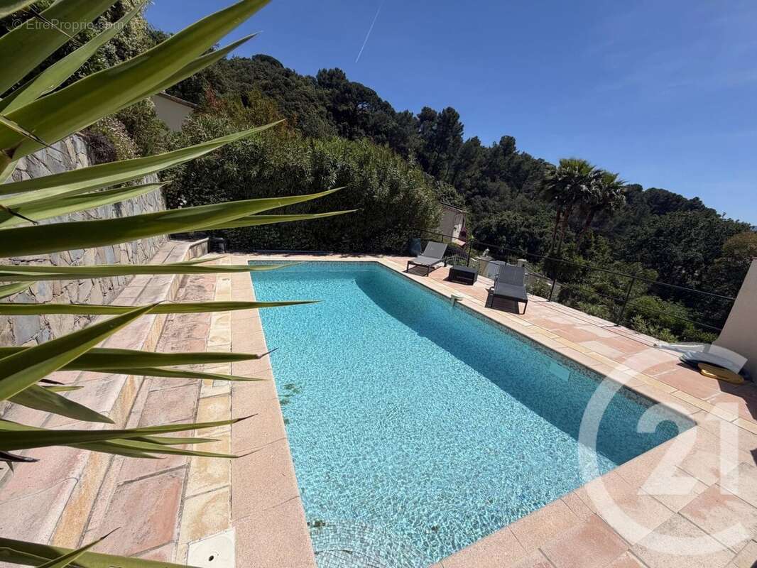 Maison à LA ROQUETTE-SUR-SIAGNE