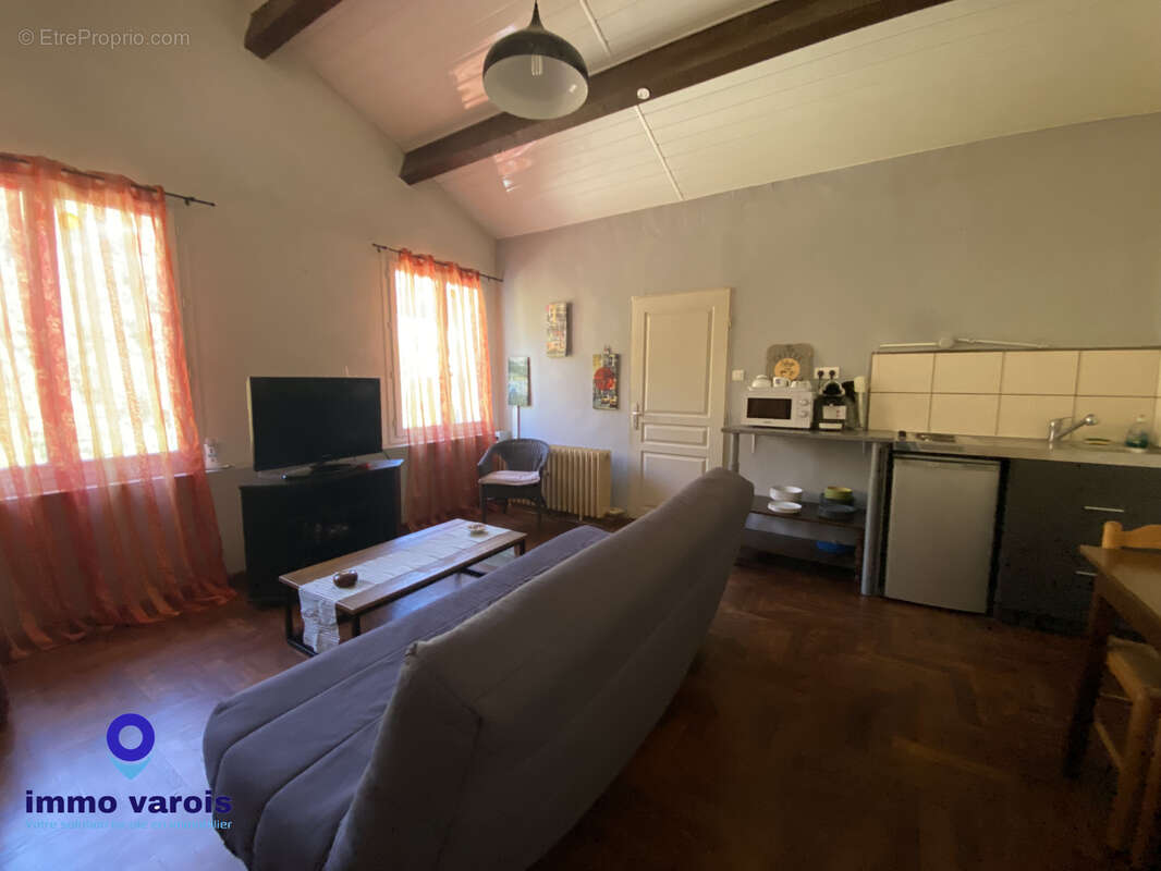 Signes :  En exclusivité : Propriété d'env.390m2 composée de plusieurs appartements sur 7000 m2 de terrain. - photo 13