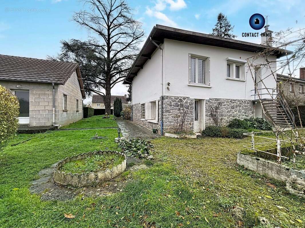 Maison à SAINT-PANTALEON-DE-LARCHE