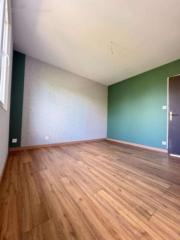 Maison avec fort potentiel , sous-sol complet et 1 800 m² de terrain constructible - photo 12