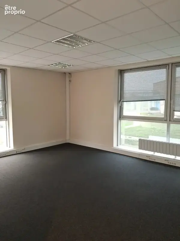 Entrepôt avec bureaux et parking - photo 3