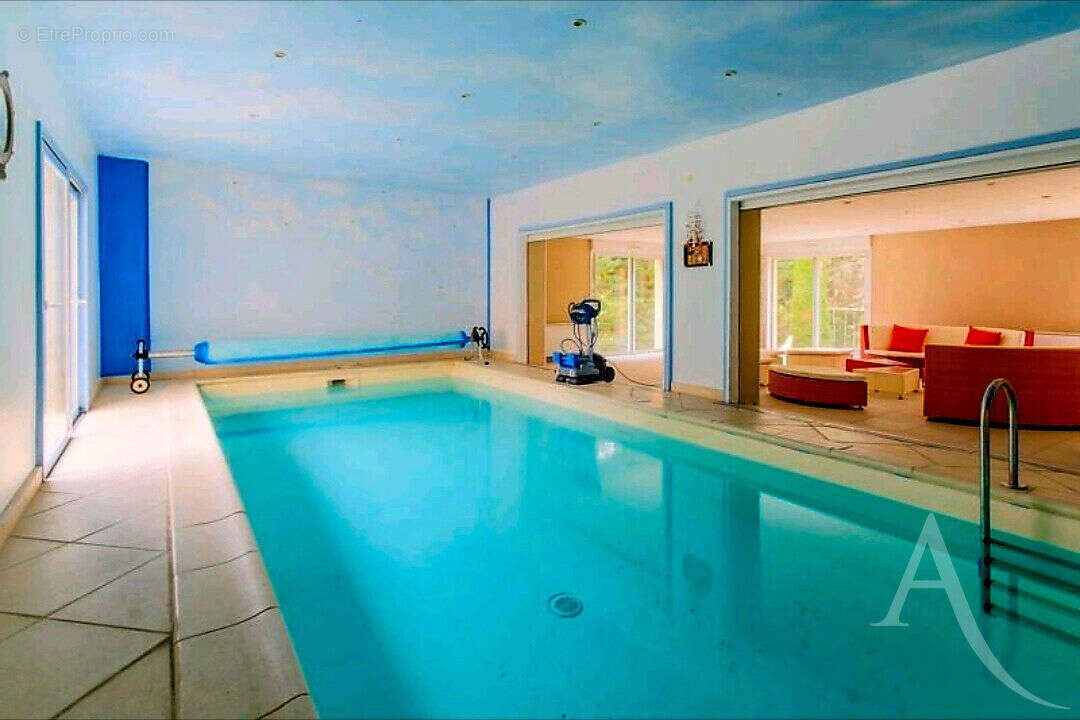 Belle demeure de 342m²  avec piscine intérieur, sous-sol total dans le village de FAVRIEUX - photo 13