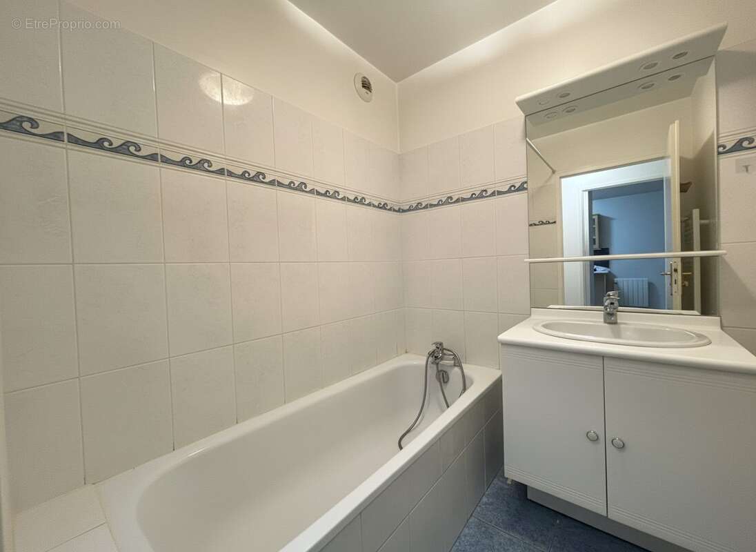 salle de bains  - Appartement à BUSSY-SAINT-GEORGES