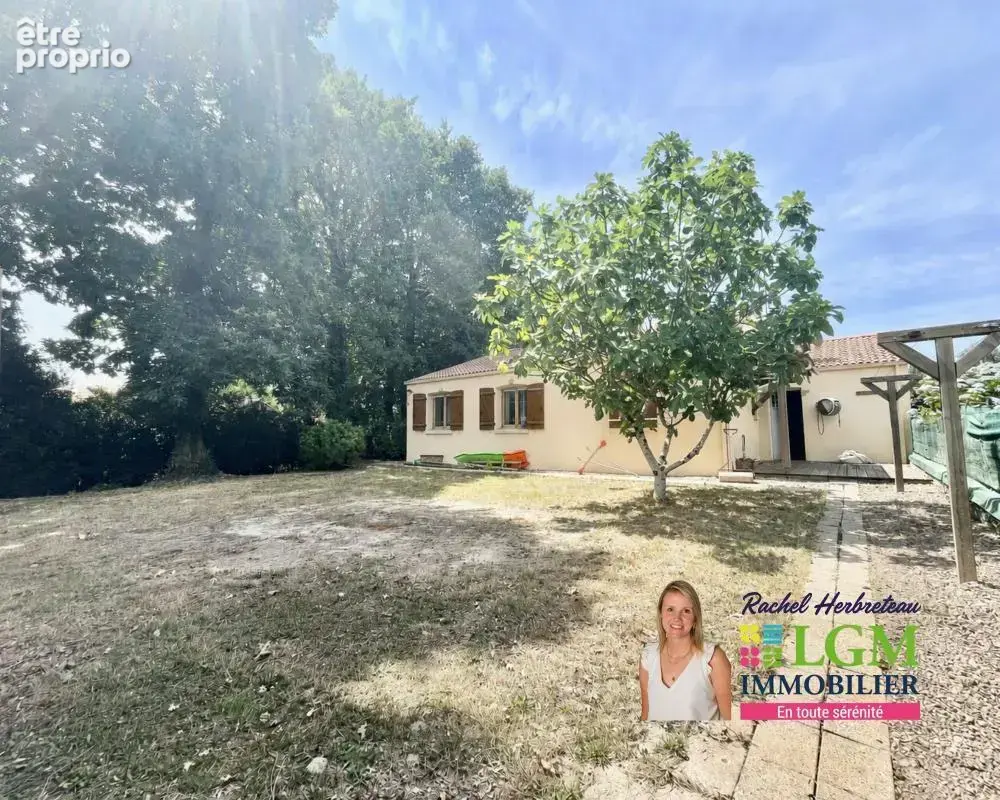 Maison À Vendre - Mouilleron le Captif- Maison familiale avec jardin arboré dans un lotissement calme - photo 17