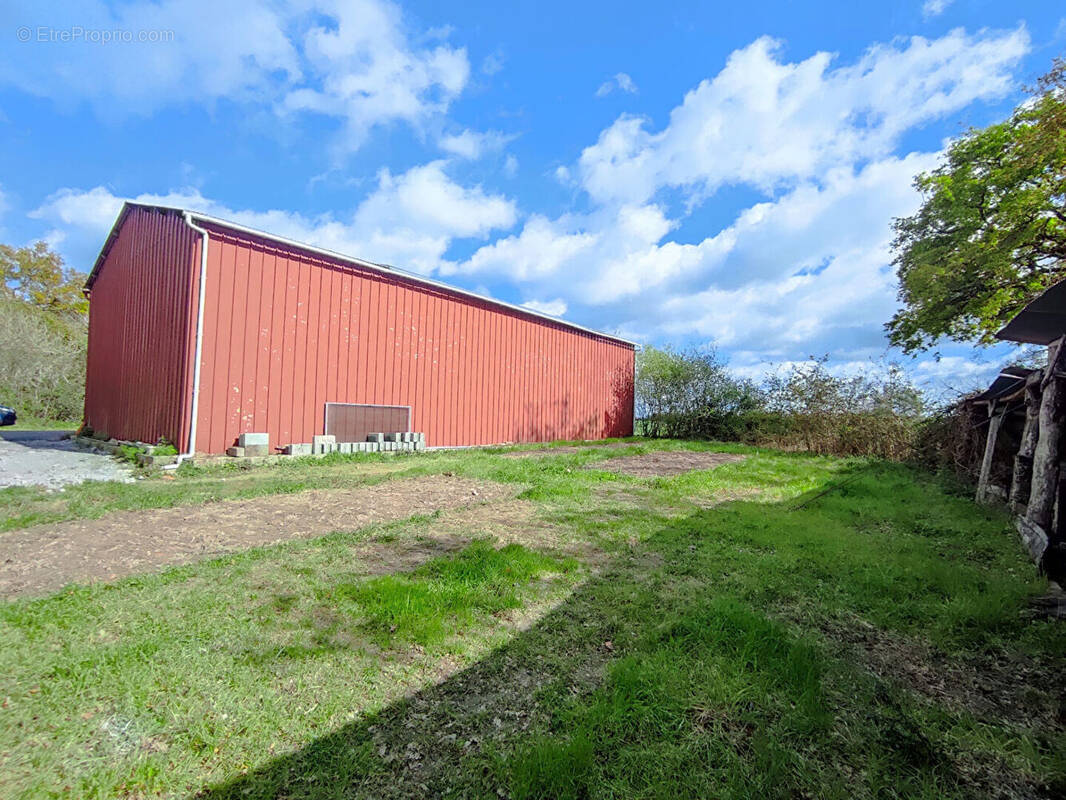 Parking à NIEUL-LE-DOLENT