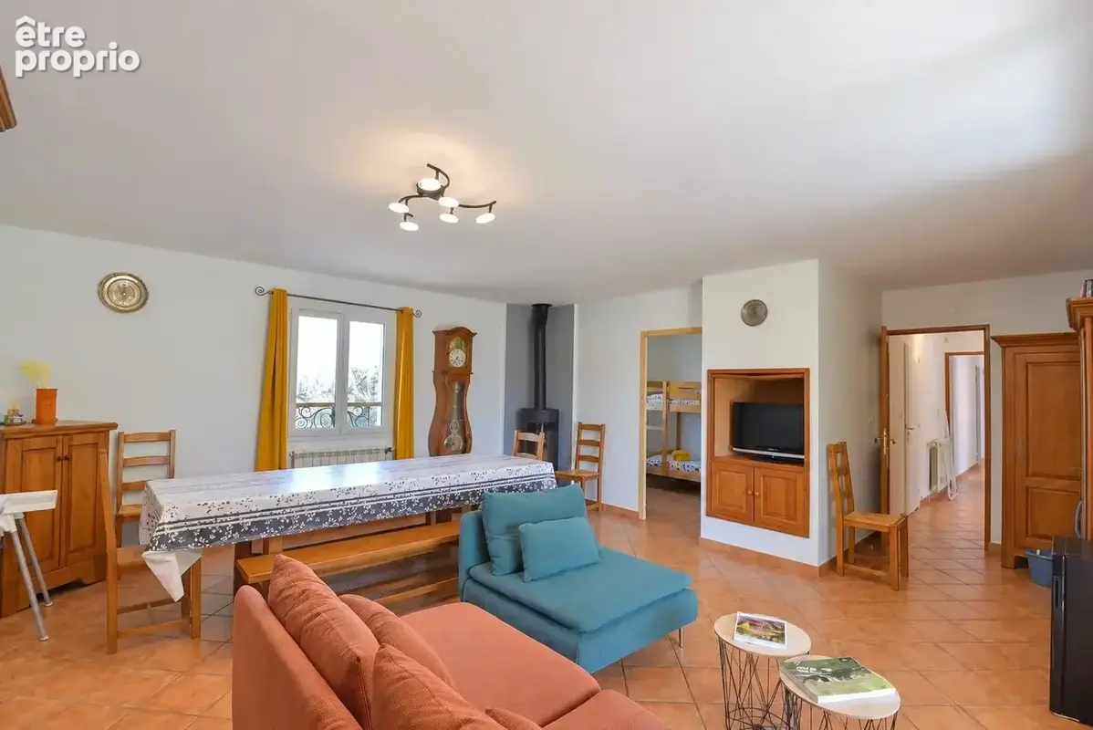 Saint-Paul-en-Forêt – Villa 140 m², 4 chambres, piscine chauffée et garage - photo 4