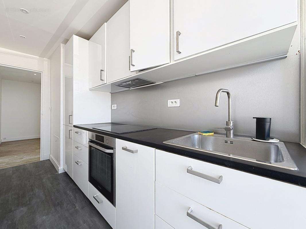 Appartement Rénové avec balcon Vue Panoramique - Quartier Chapelle, Paris - photo 6