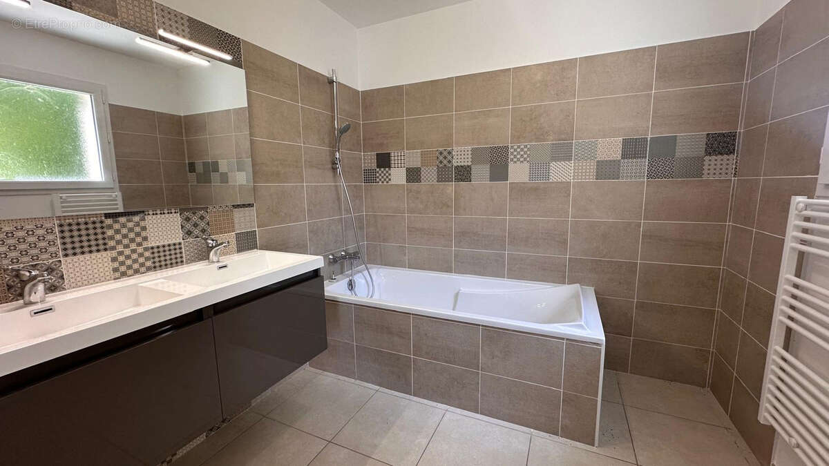 Maison à LA COUCOURDE