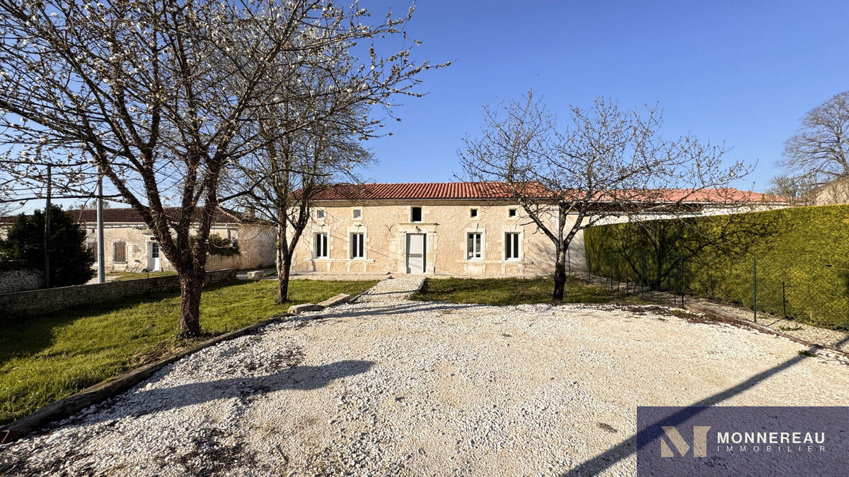 Maison à BARBEZIEUX-SAINT-HILAIRE