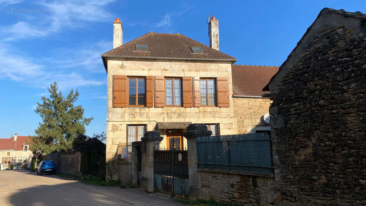 Charmante maison de village à vendre 70m² COUTARNOUX (89) avec dépendances et cour intérieure - photo 3
