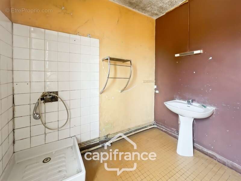 Maison à renover avec fort potentiel, cour et garage - photo 11