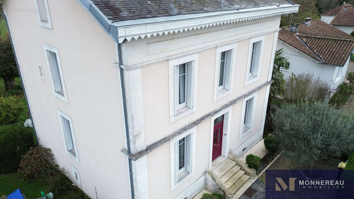 Maison à MONTMOREAU-SAINT-CYBARD