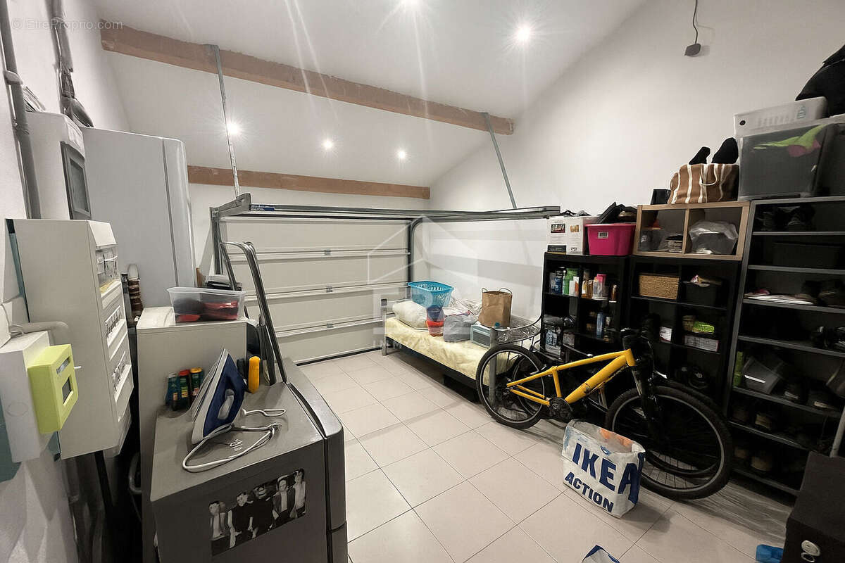 Maison à ENTRAIGUES-SUR-LA-SORGUE