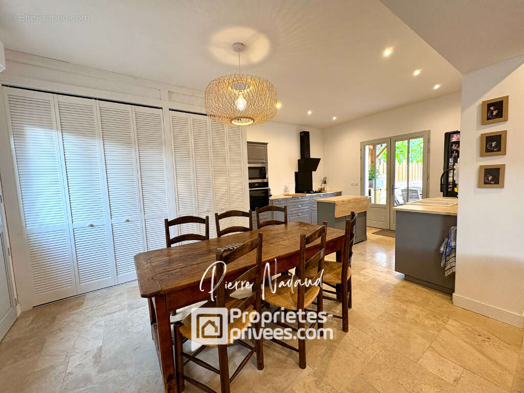 Maison à SAINT-MEDARD-DE-GUIZIERES