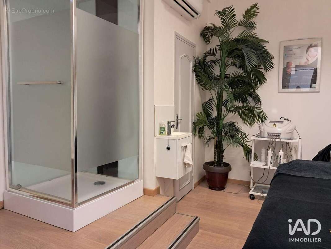 Photo 3 - Commerce à LEZIGNAN-CORBIERES