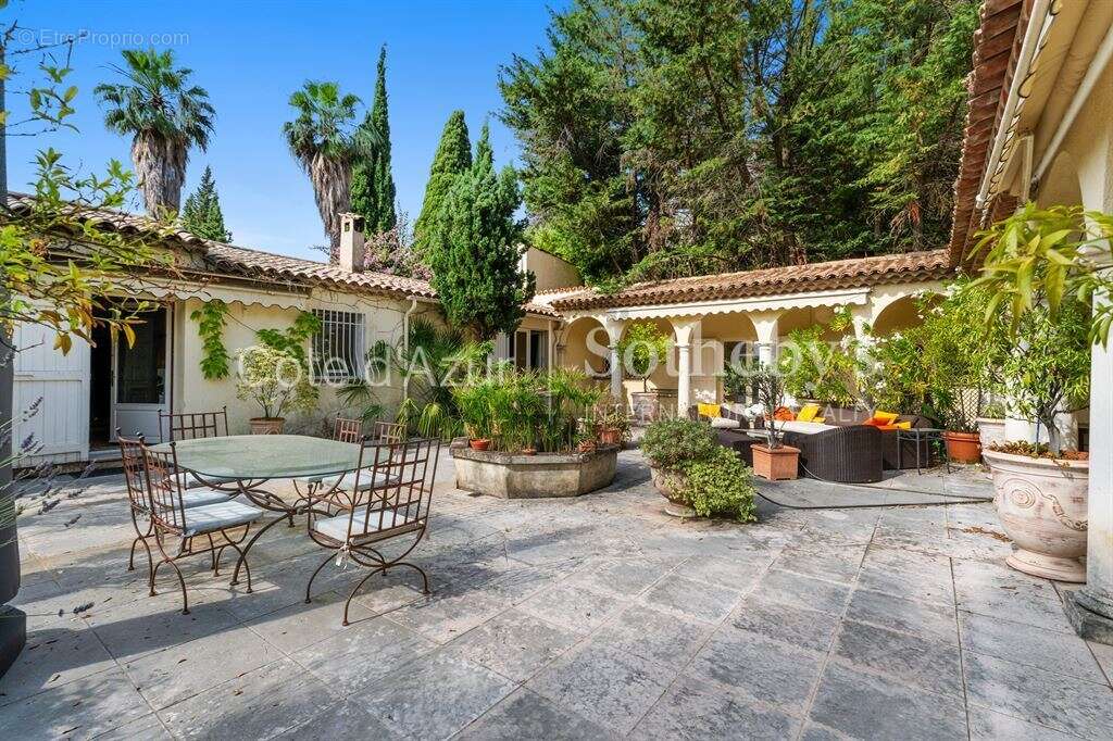 Villa florentine de plain-pied avec maison d’invités et piscine à Grasse Saint-François - photo 5