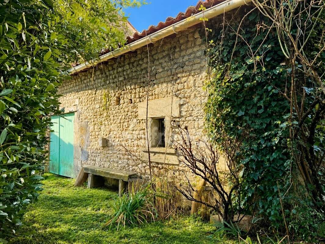 Certaines maisons séduisent par ce qu'elles sont, d'autres par tout ce qu'elles peuvent devenir - Vanzac (17) - photo 12