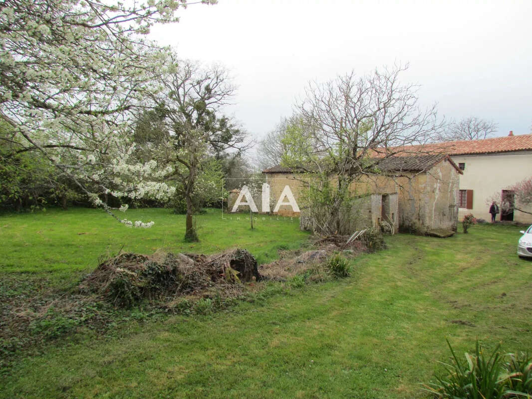 Maison à LES ADJOTS