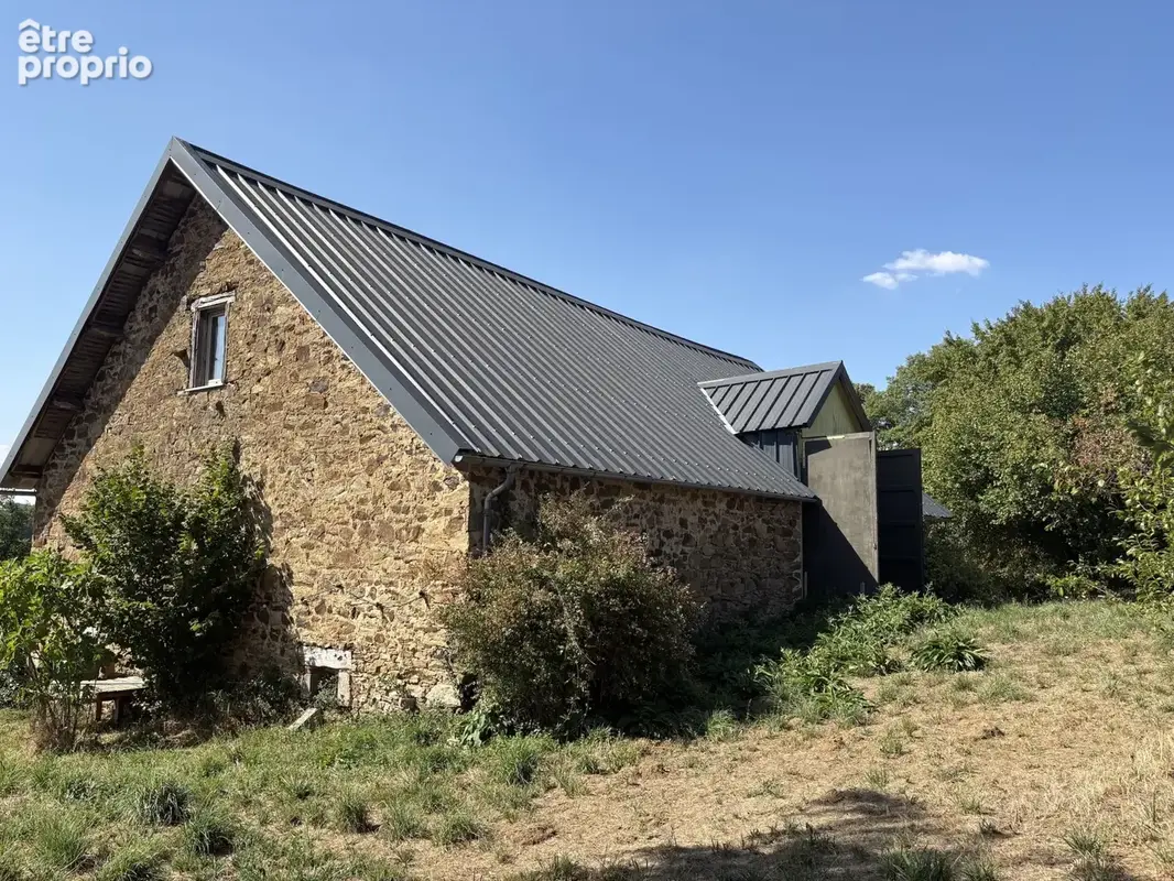 Beyssac : Fermette avec maison d'habitation, grange Auvergnate avec grand espace studio et 1,54 hectares du te - photo 11
