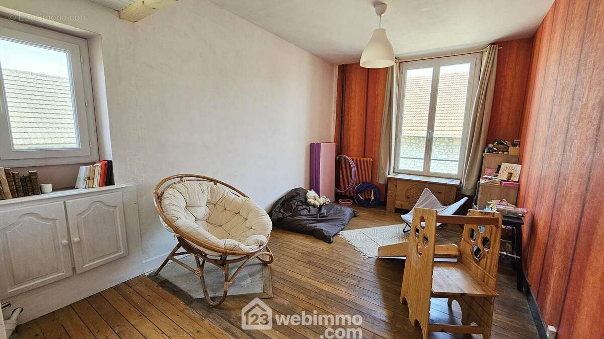 Un grand bureau de 14 m² toute parqueté. - Maison à MILLY-LA-FORET