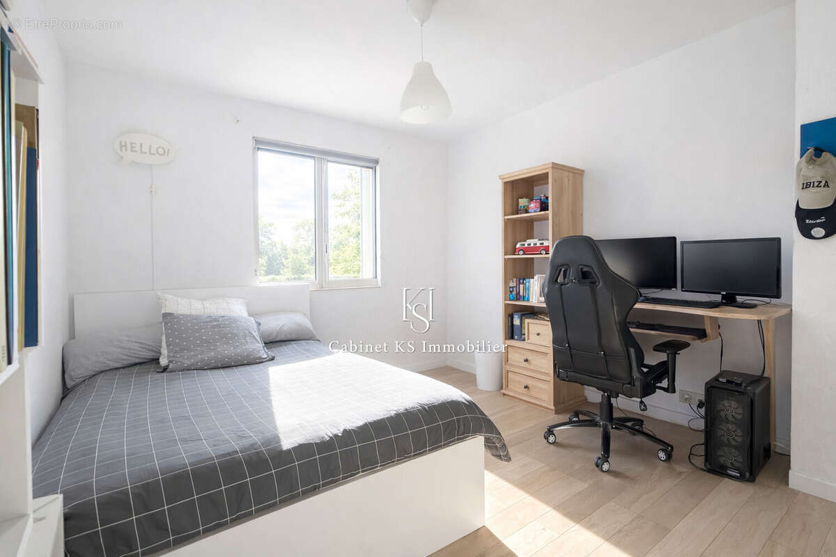 Maison 277 m² à Chateauneuf-Le-Rouge  - photo 6