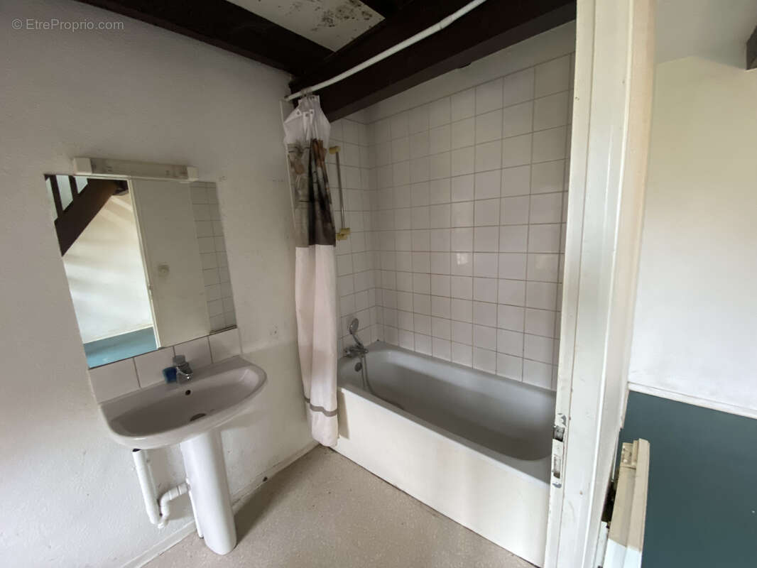 Maison à LA ROCHE-CHALAIS