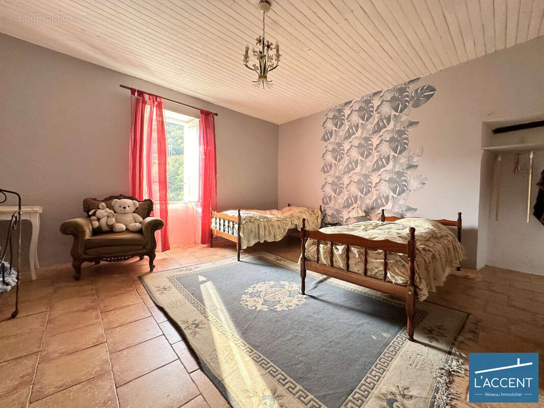 Maison à L&#039;ESTRECHURE